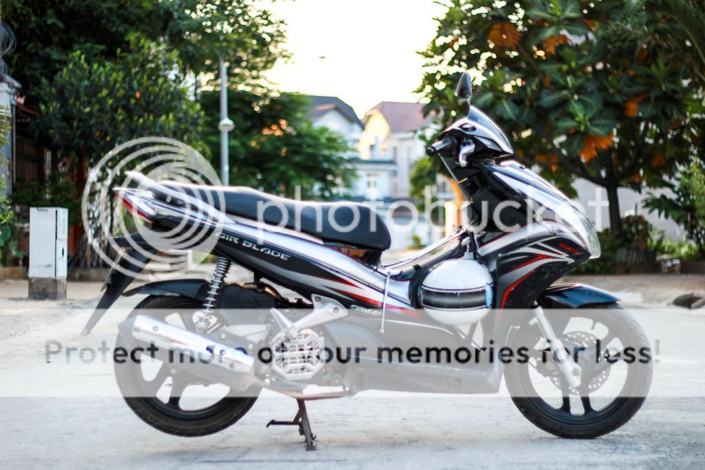 Cần bán 1 em Air Blade 110 đen bạc đầu bự ĐK 2011 xe zin, đẹp chính chủ !!!!!!!! - 1